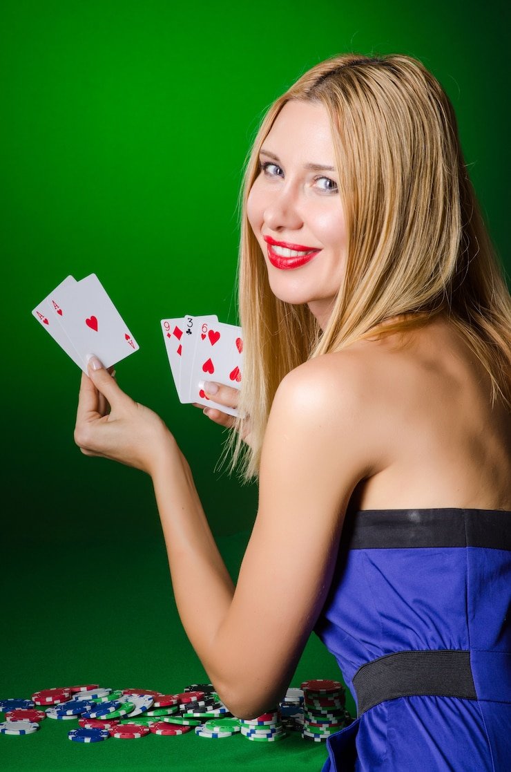 Tampilan meja live casino roulette dengan chip taruhan yang jelas dan dealer profesional