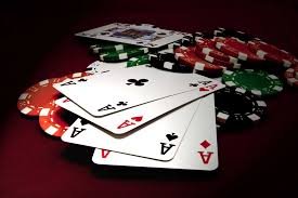 Meja permainan kartu casino modern dengan suasana mewah dan nyaman